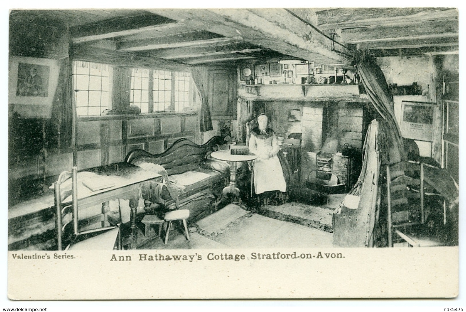 STRAFORD UPON AVON : ANN HATHAWAY'S COTTAGE (OLD LADY) - Stratford Upon Avon