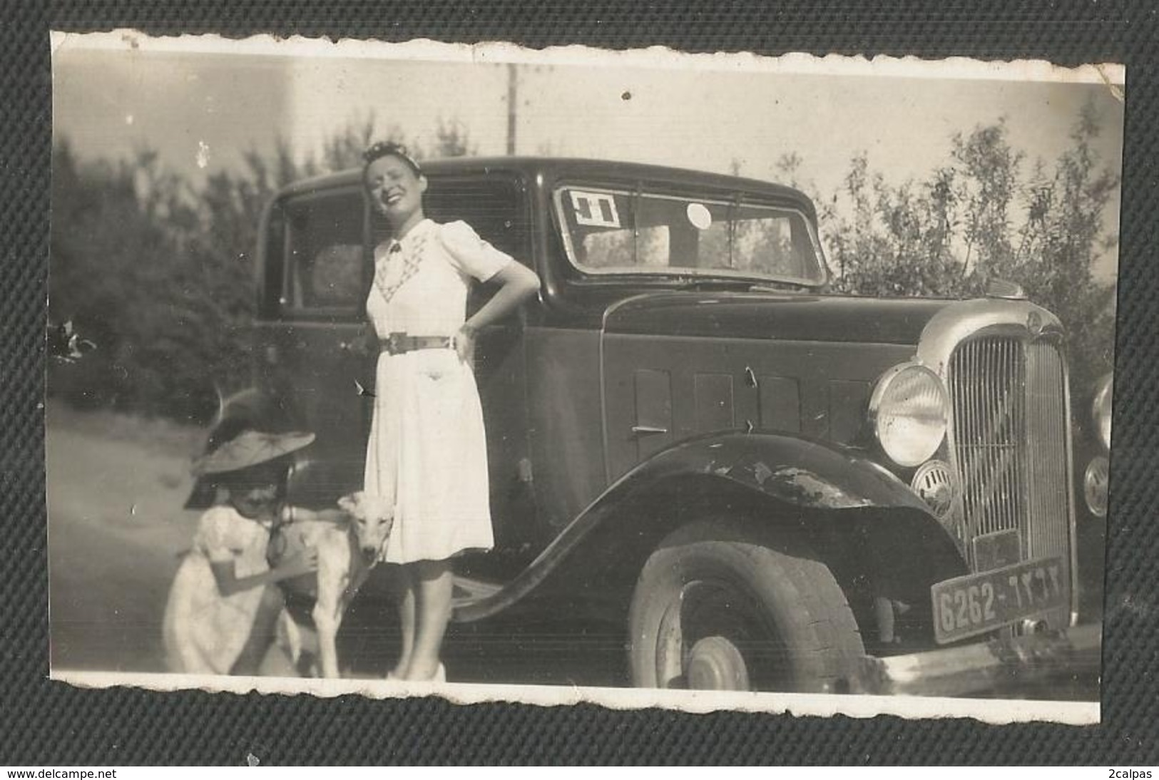 -  Photo 10,3 / 6,3 Cm -  2  Personnages Et Une Voiture A Identifier - Citroen ? - Automobili