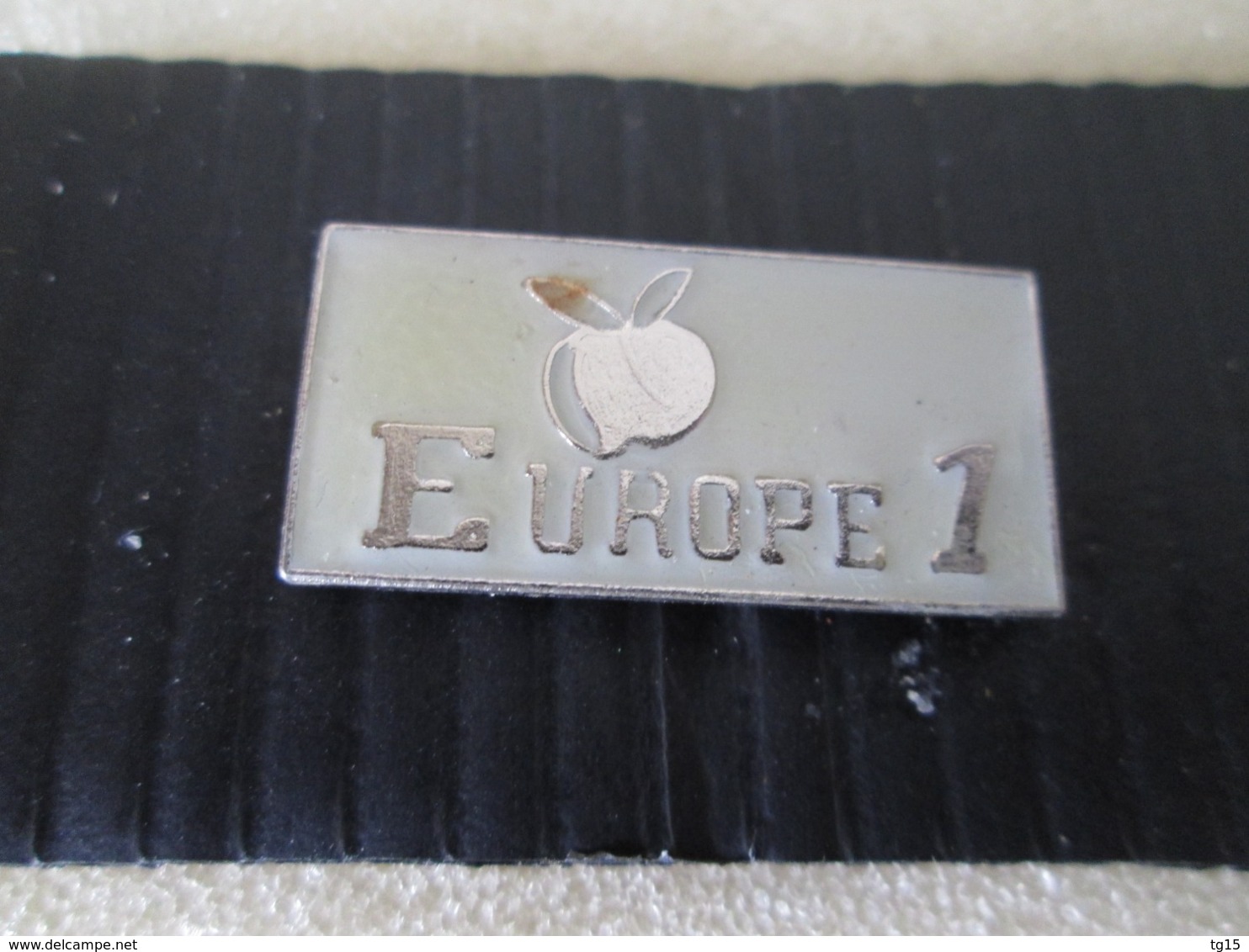 PIN'S   EUROPE 1 - Medios De Comunicación