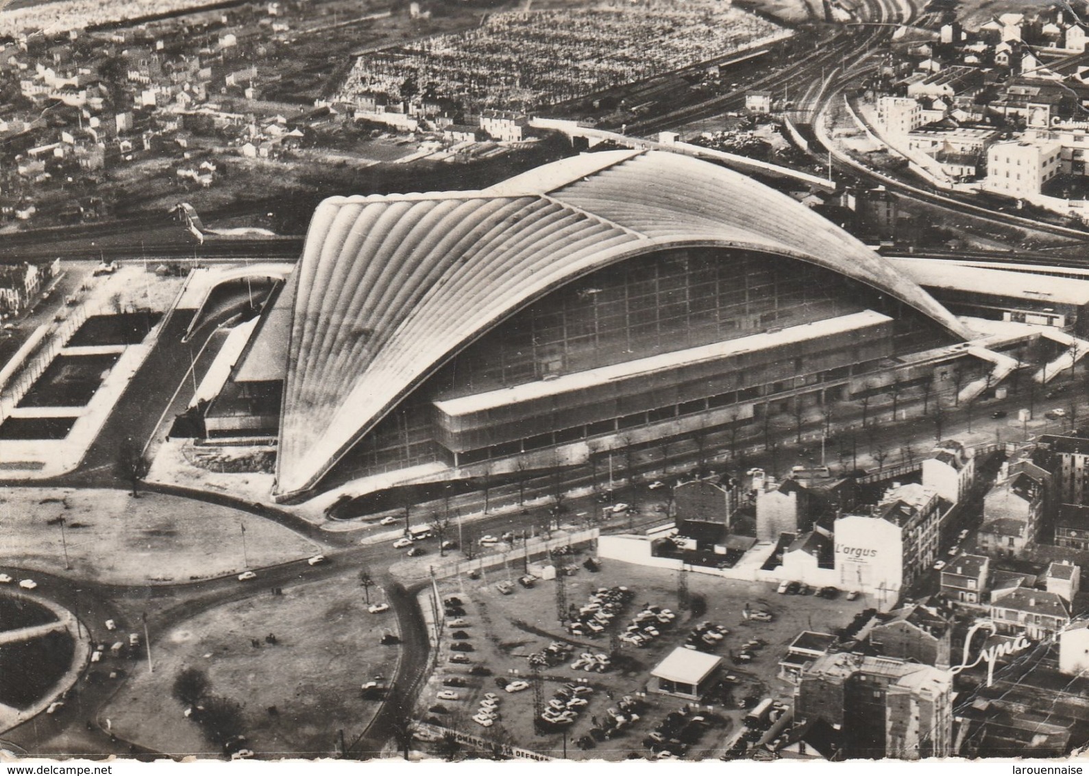 92 - LA DEFENSE - En Avion Sur Le Rond Point De La Défense Et Le Palais Du C.N.I.T. - La Defense