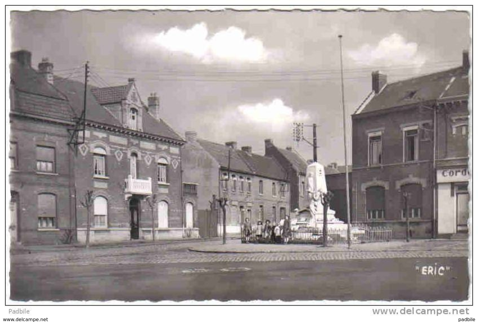 Carte Postale 62. Vitry-en-Artois  Le Monument Aux Morts Et Un Coin De La Place Trés Beau Plan - Vitry En Artois