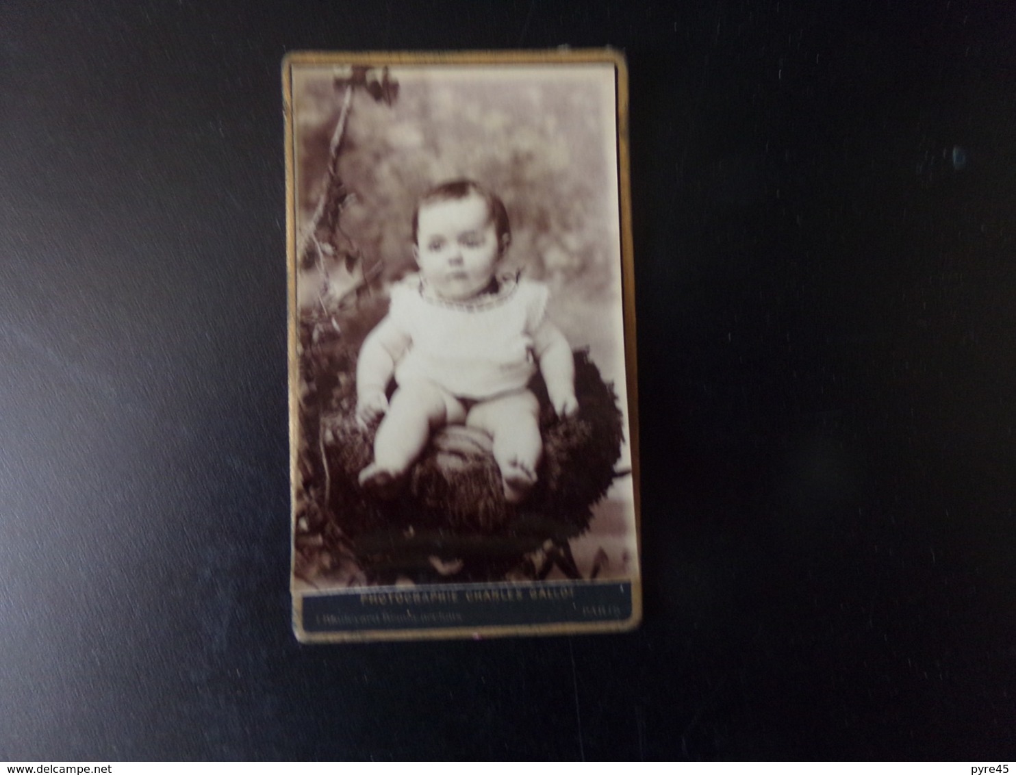 Photo  CDV ( 10.5 X 6.5 Cm ) Bébé Dans Un Nid ??, Photographe Gallot à Paris - Personnes Anonymes