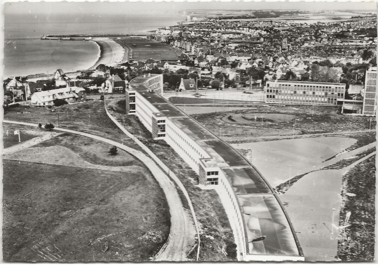 CPSM Dieppe  Le Lycée Jehan Ango Vue Sur La Plage  Et La Ville - Dieppe