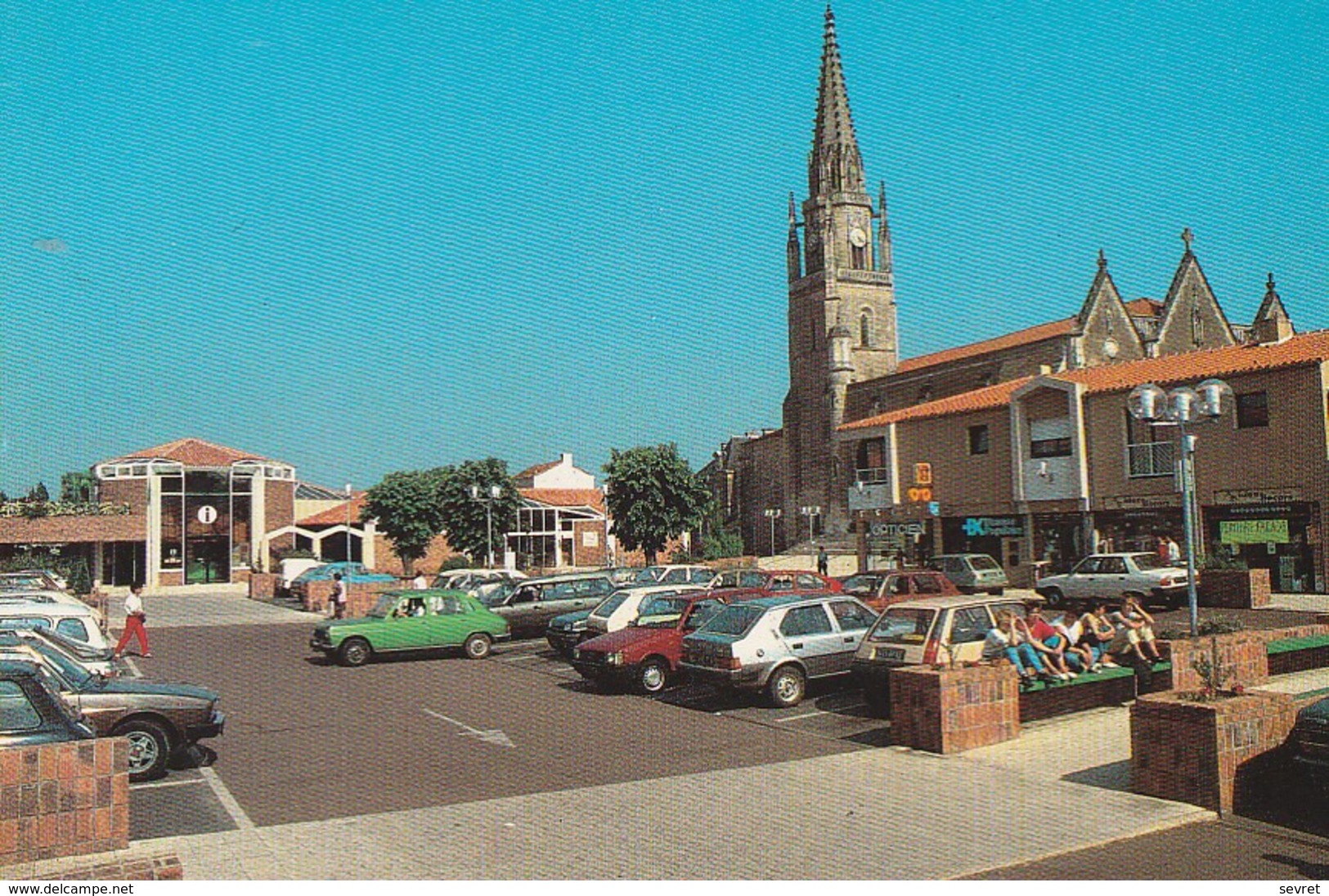 CHANTONNAY. - La Place De La Liberté Et L'Eglise. Voitures Années 60 - Chantonnay