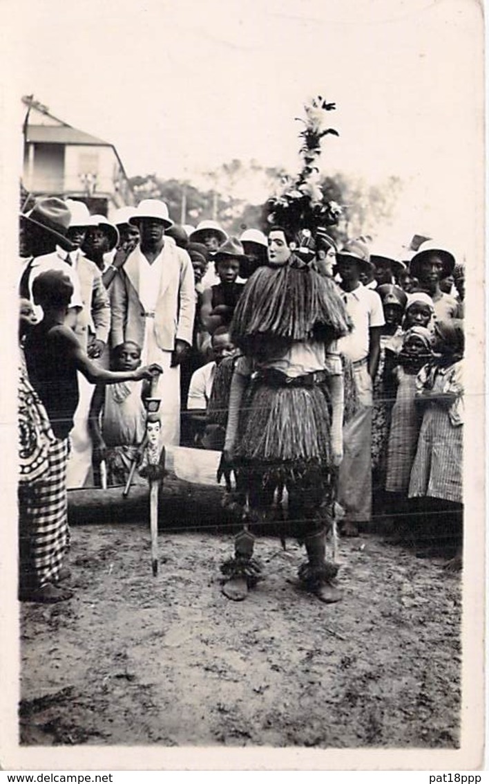 ** CARTE PHOTO A IDENTIFIER ** AFRIQUE NOIRE Homme En Tenue D'apparat Avec Masques ( Cérémonie, Fête ? ) Black Africa - Non Classés