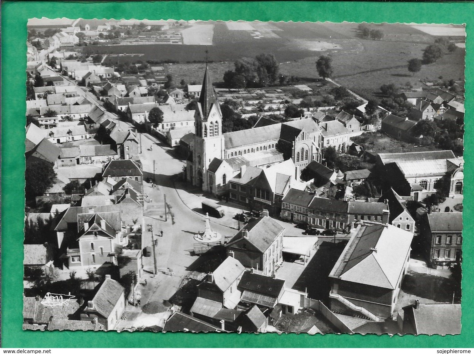 Avesnes-les-Aubert (59) Vue Aérienne Place De L'église 2scans Camion "exposition D'oiseaux" - Autres & Non Classés