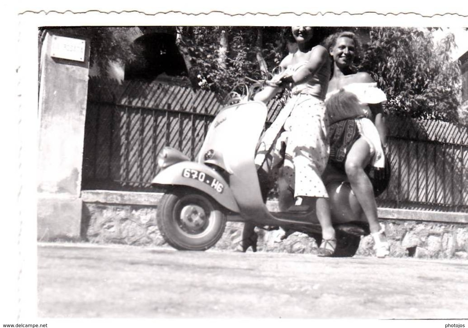 Photo : Deux Jolies Filles Sur Une Vespa (scooter)   Années 50 - Automobiles