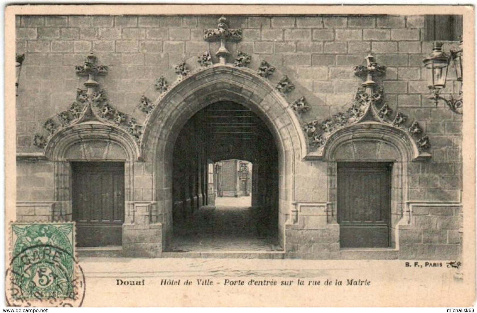 61hd 110 CPA - DOUAI - HOTEL DE VILLE - PORTE D'ENTREE SUR LA RUE DE LA MAIRIE - Douai