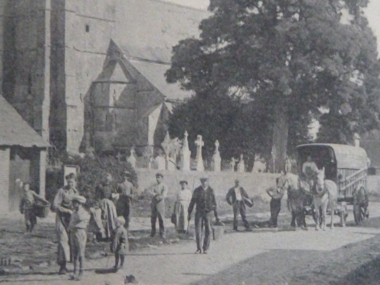 CARTE POSTALE Ancienne De INCHY En ARTOIS Pas De Calais 62 EGLISE GRANDE RUE Vers 1920 Avec 12 Personnages - Autres & Non Classés