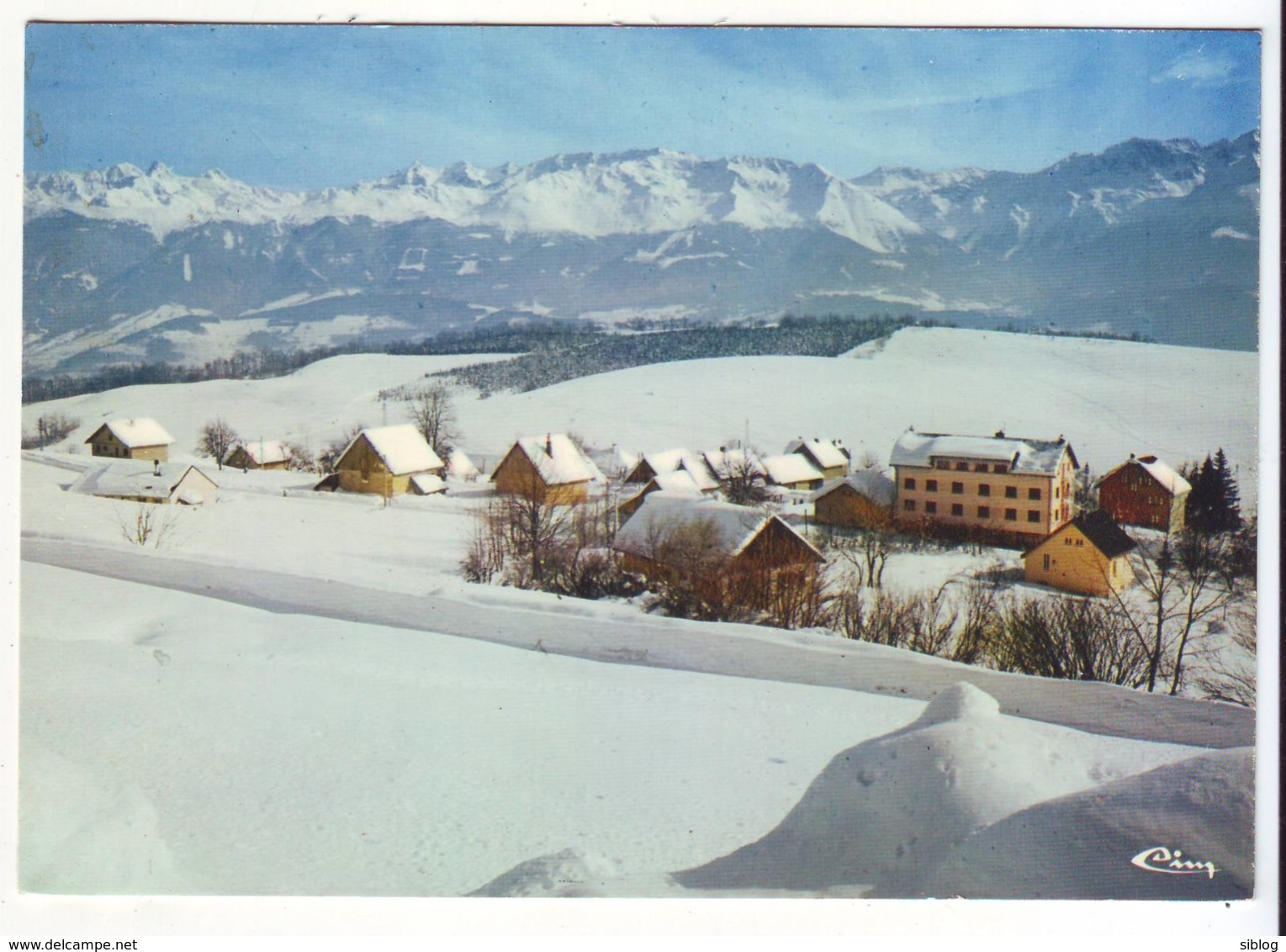 CPM/CPSM - SAINT HILAIRE DU TOUVET - La Chaîne De Belledonne Et Les Chalets - Saint-Hilaire-du-Touvet