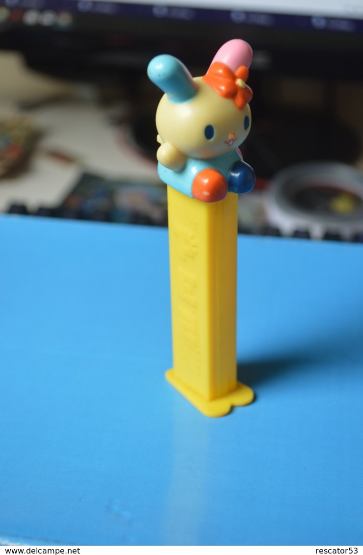 Rare Pez Lapin Dans Hello Kitty  Fabrication Chine - Pez