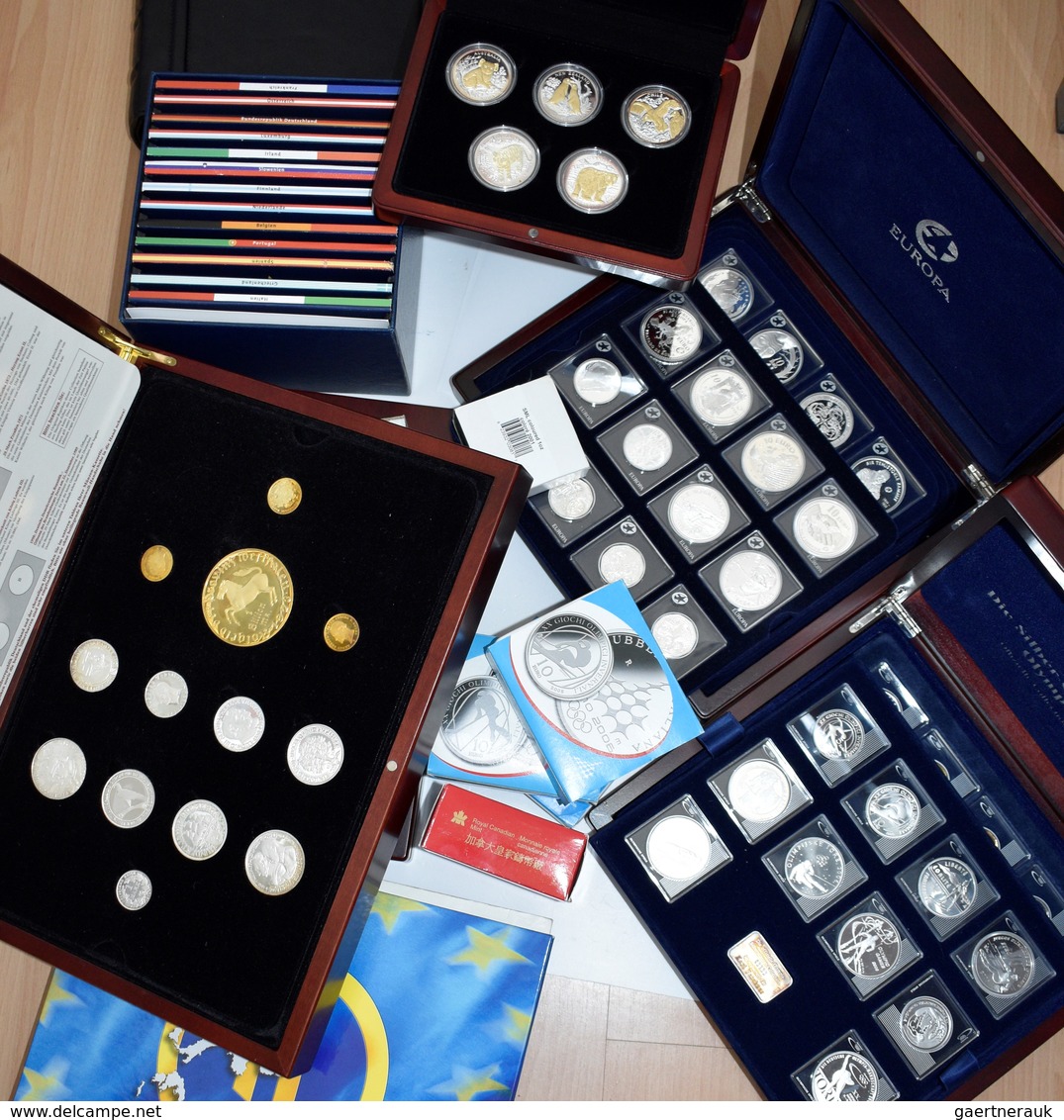Alle Welt: Ein Karton Mit Münzen Und Medaillen Aus Aller Welt. Dabei: EUROPA 2002 - 13 Ländersets 1c - Autres & Non Classés