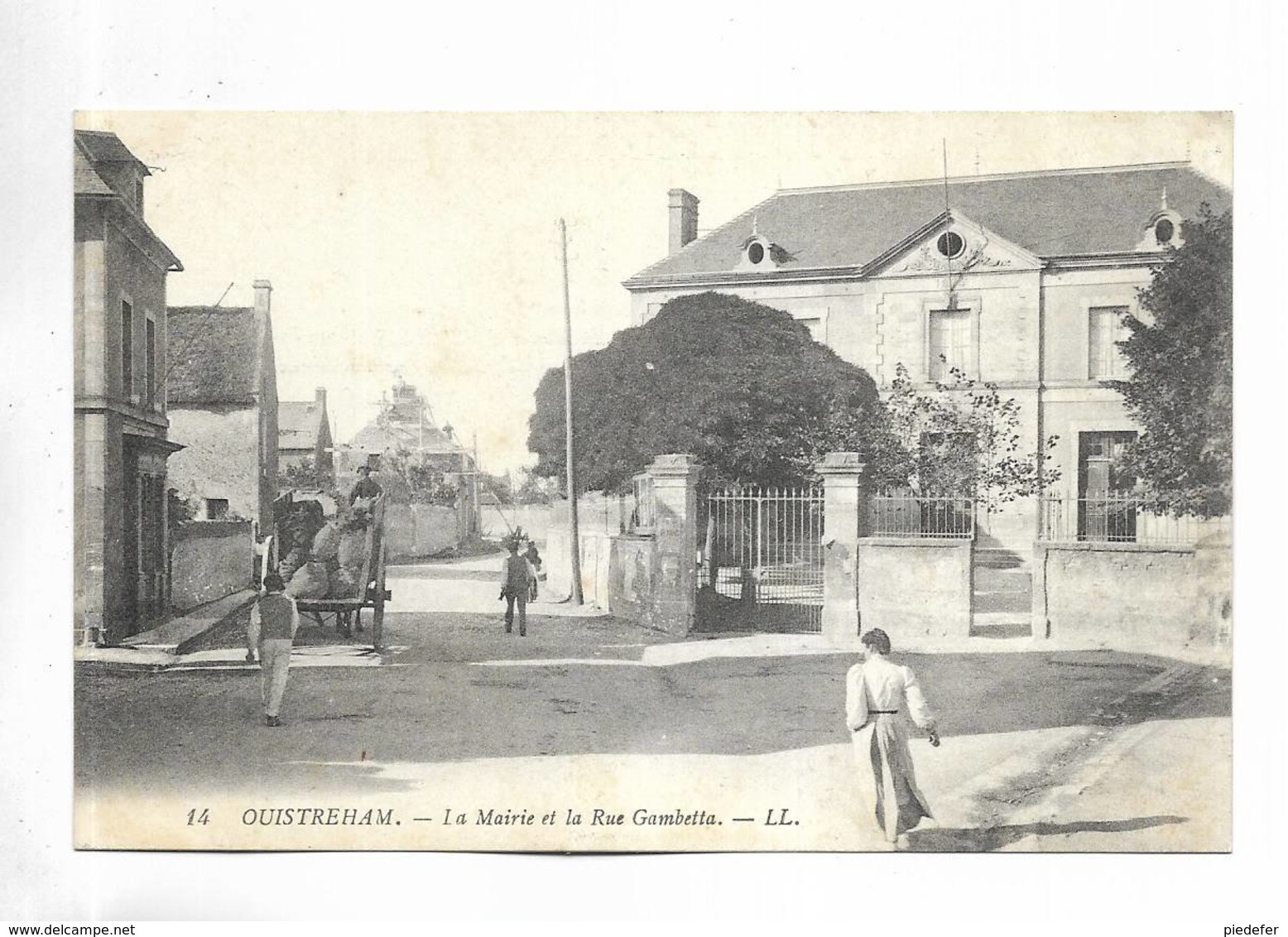 14 - OUISTREHAM - La Mairie Et La Rue Gambetta - Sonstige & Ohne Zuordnung