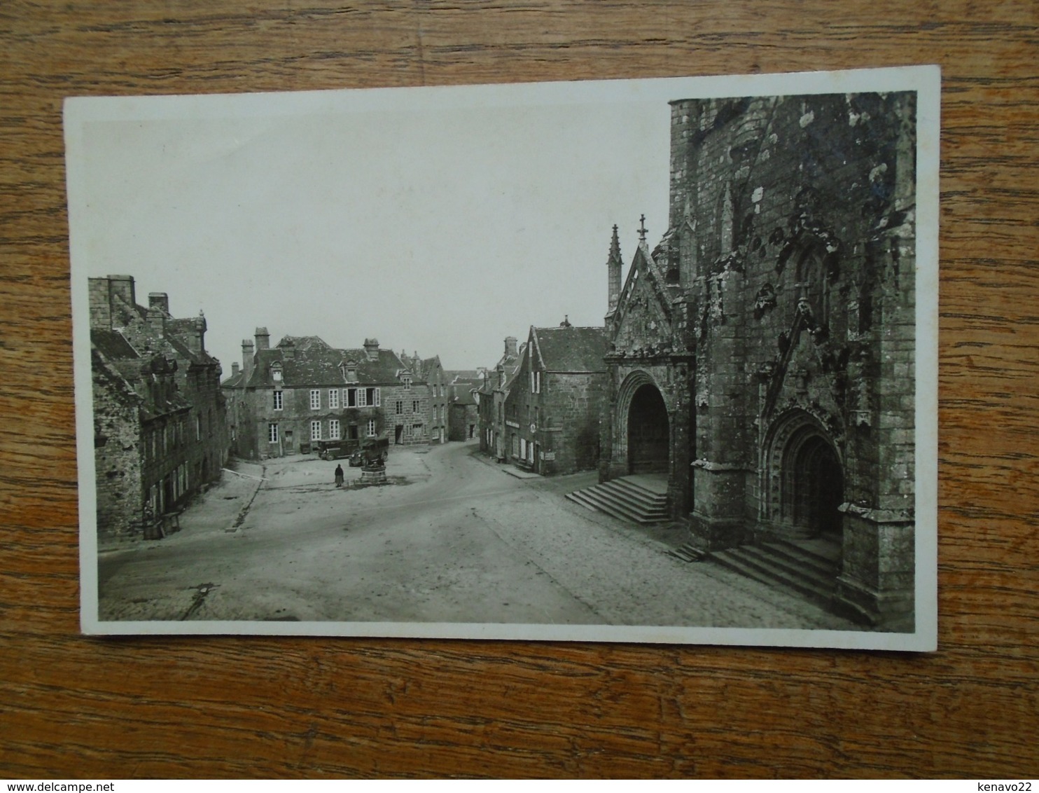 Locronan , La Place Et L'entrée De L'église - Locronan