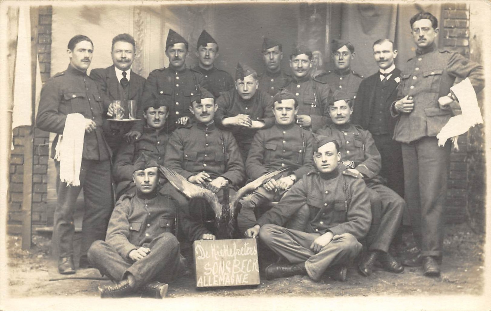 Carte-Photo Animée - Groupe, Uniformes, Coiffes - Sonsbeck (Allemagne - Uniformi