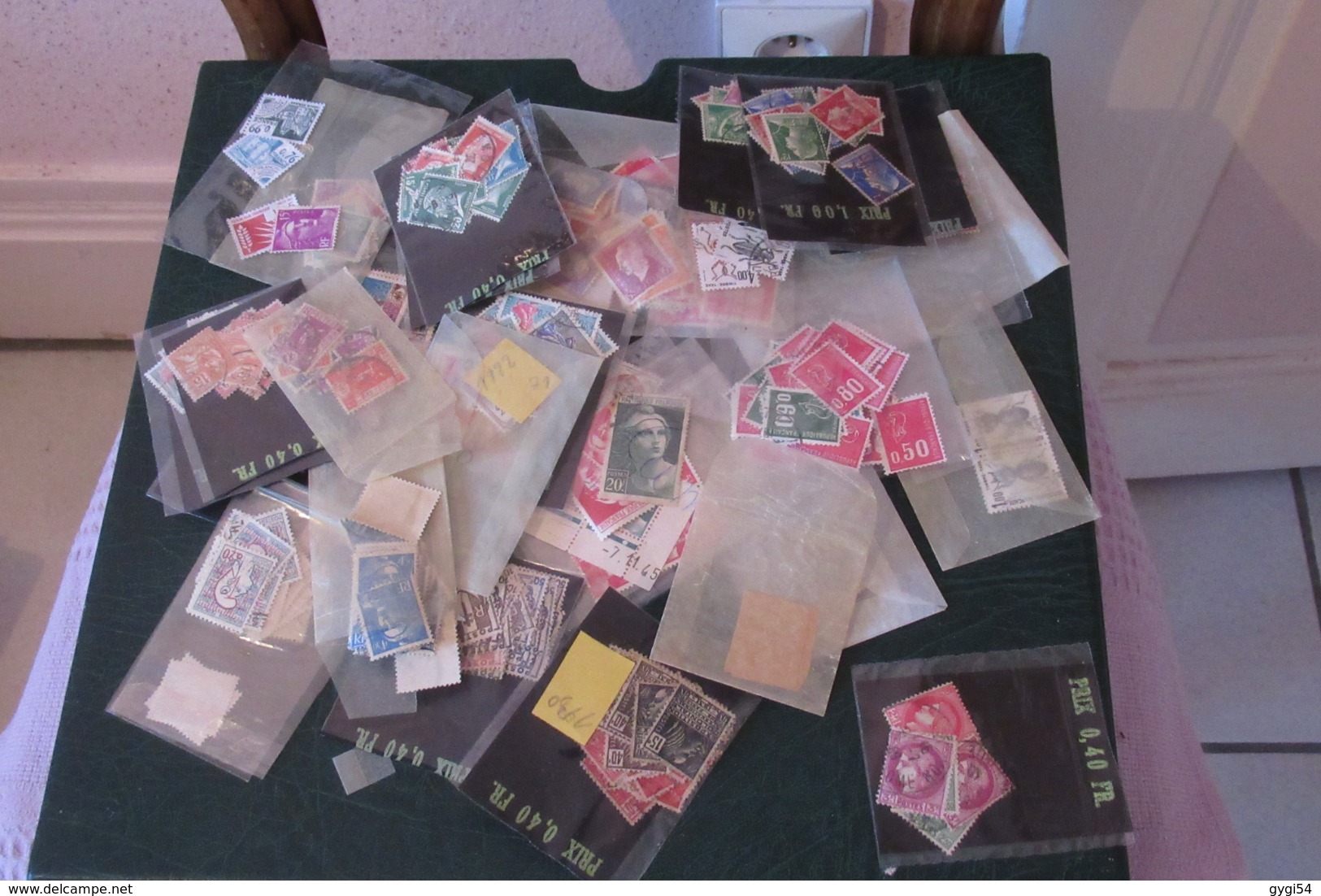 VRAC DE  Timbres Et Cartes Postales Anciennes    58 Scans - Vrac (min 1000 Timbres)