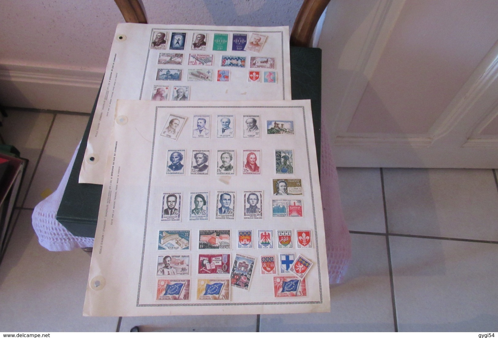 VRAC DE  timbres et cartes postales anciennes    58 scans