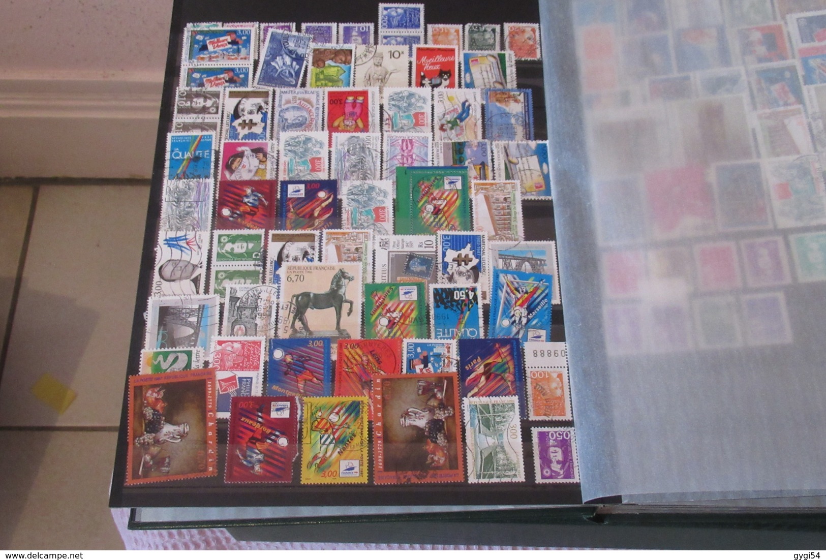 VRAC DE  timbres et cartes postales anciennes    58 scans