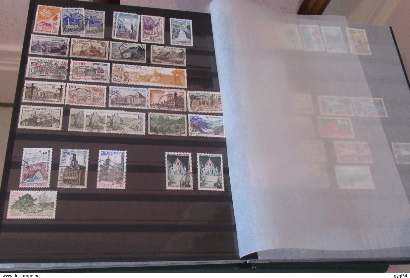 VRAC DE  timbres et cartes postales anciennes    58 scans