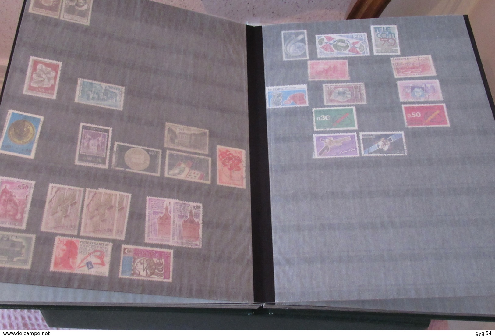 VRAC DE  timbres et cartes postales anciennes    58 scans