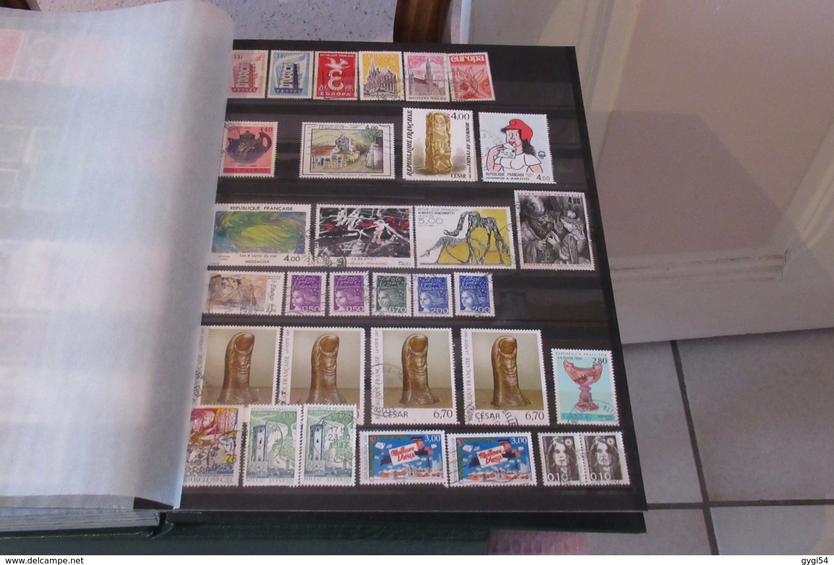 VRAC DE  timbres et cartes postales anciennes    58 scans