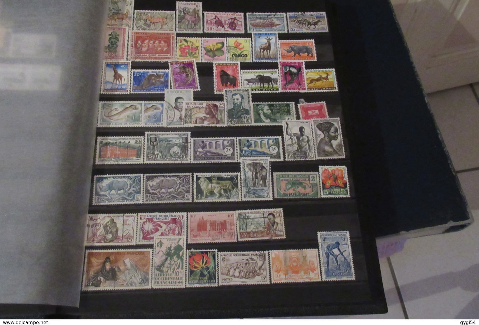 VRAC DE  timbres et cartes postales anciennes    58 scans