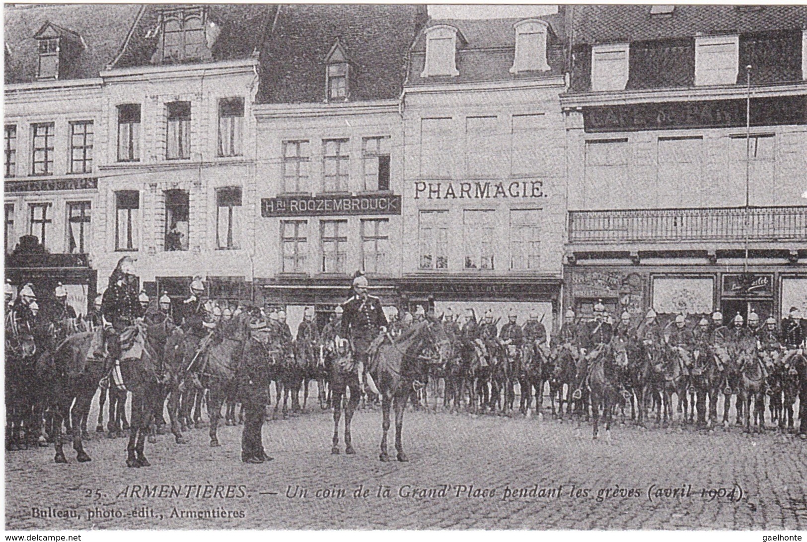 RD041 ARMENTIÈRES - UN COIN DE LA GRAND' PLACE PENDANT LES GRÈVES DE 1904, DEVANT LA PHARMACIE - Streiks