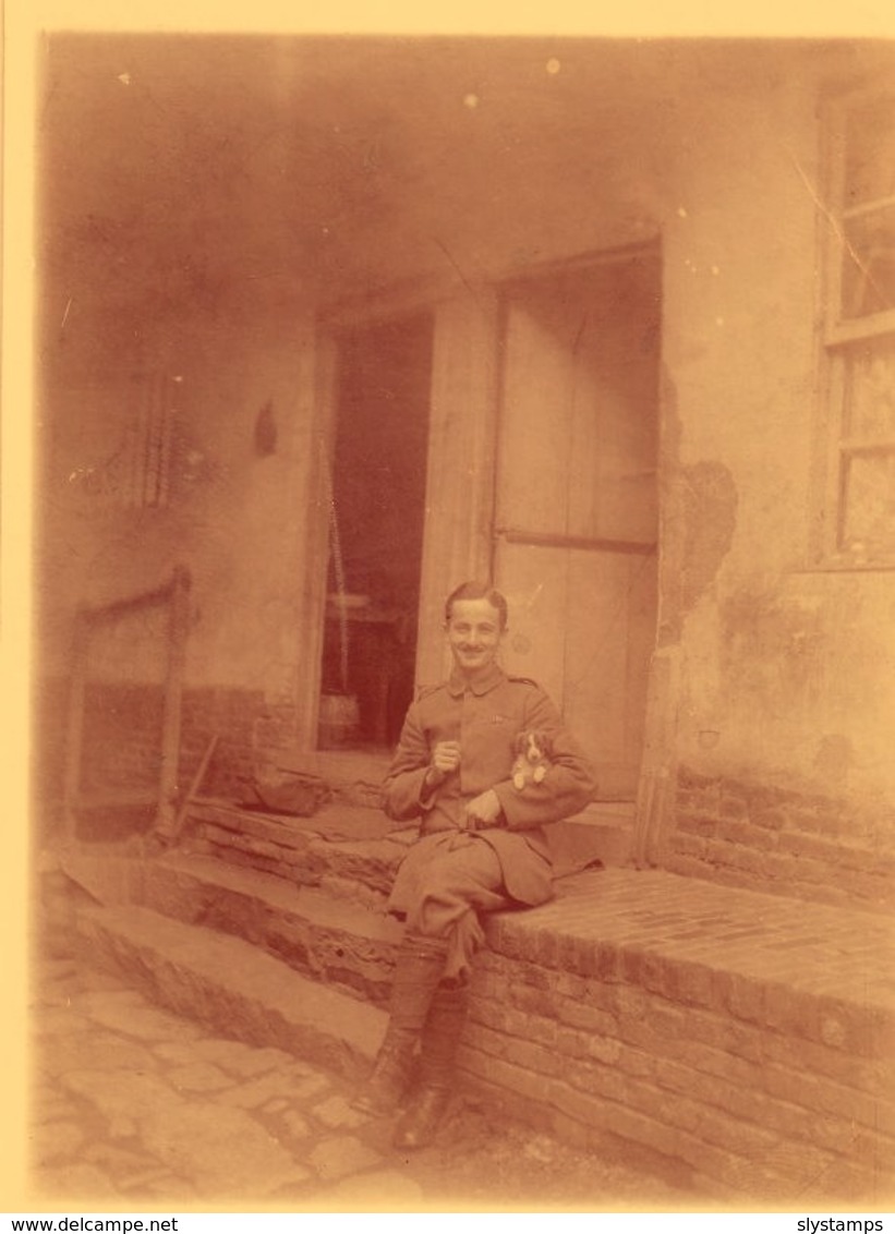 PHOTO MILITAIRE ASSIS DEGUSTANT UN VERRE SON CHIEN DANS LES BRAS ANNOTEE SOUVENIR DE ZEBERT FRANCK AOUT 1918 - Guerre, Militaire