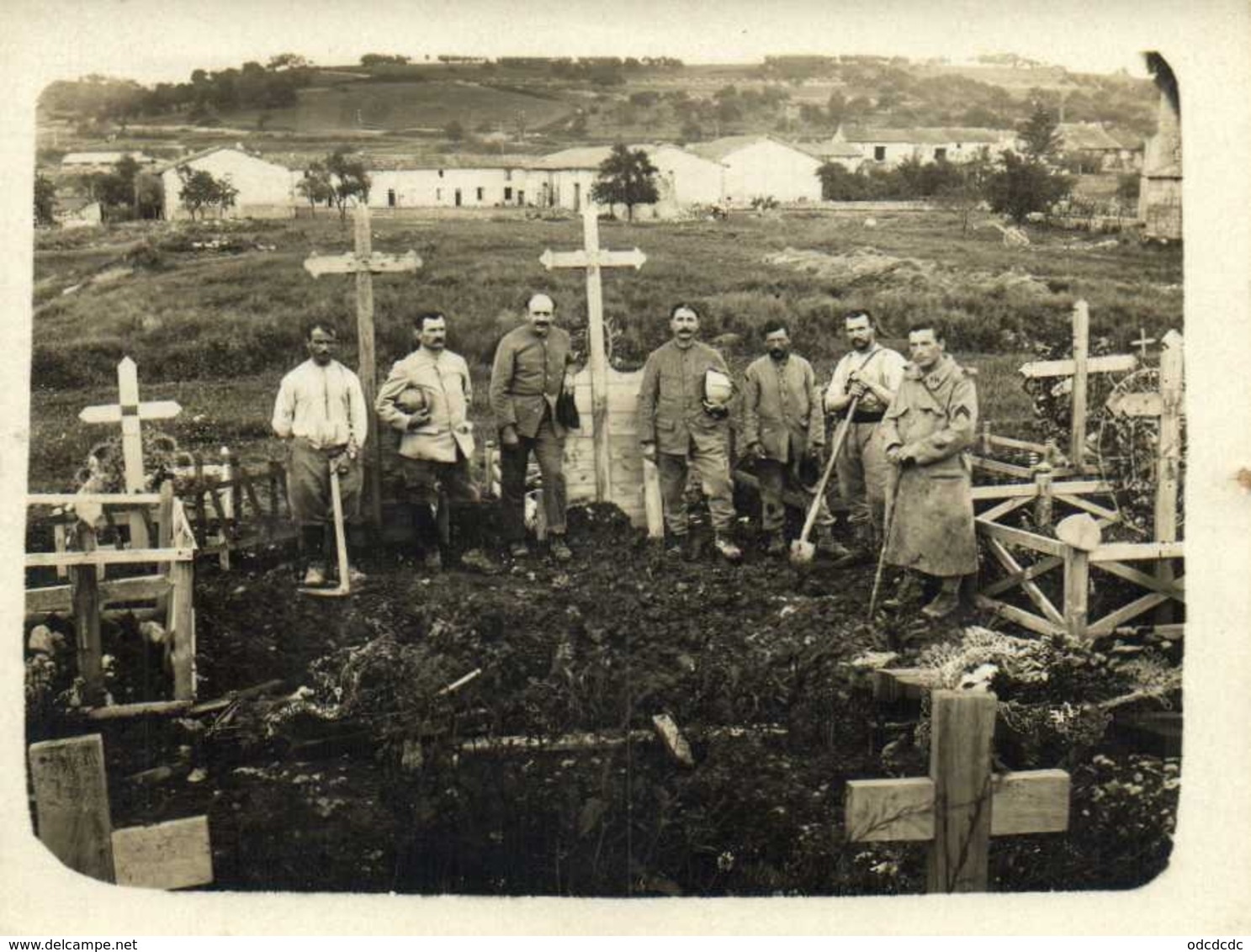 Carte Photo Militaires Dans Un Cimetière Creusant Des Tombes RV - Photographs