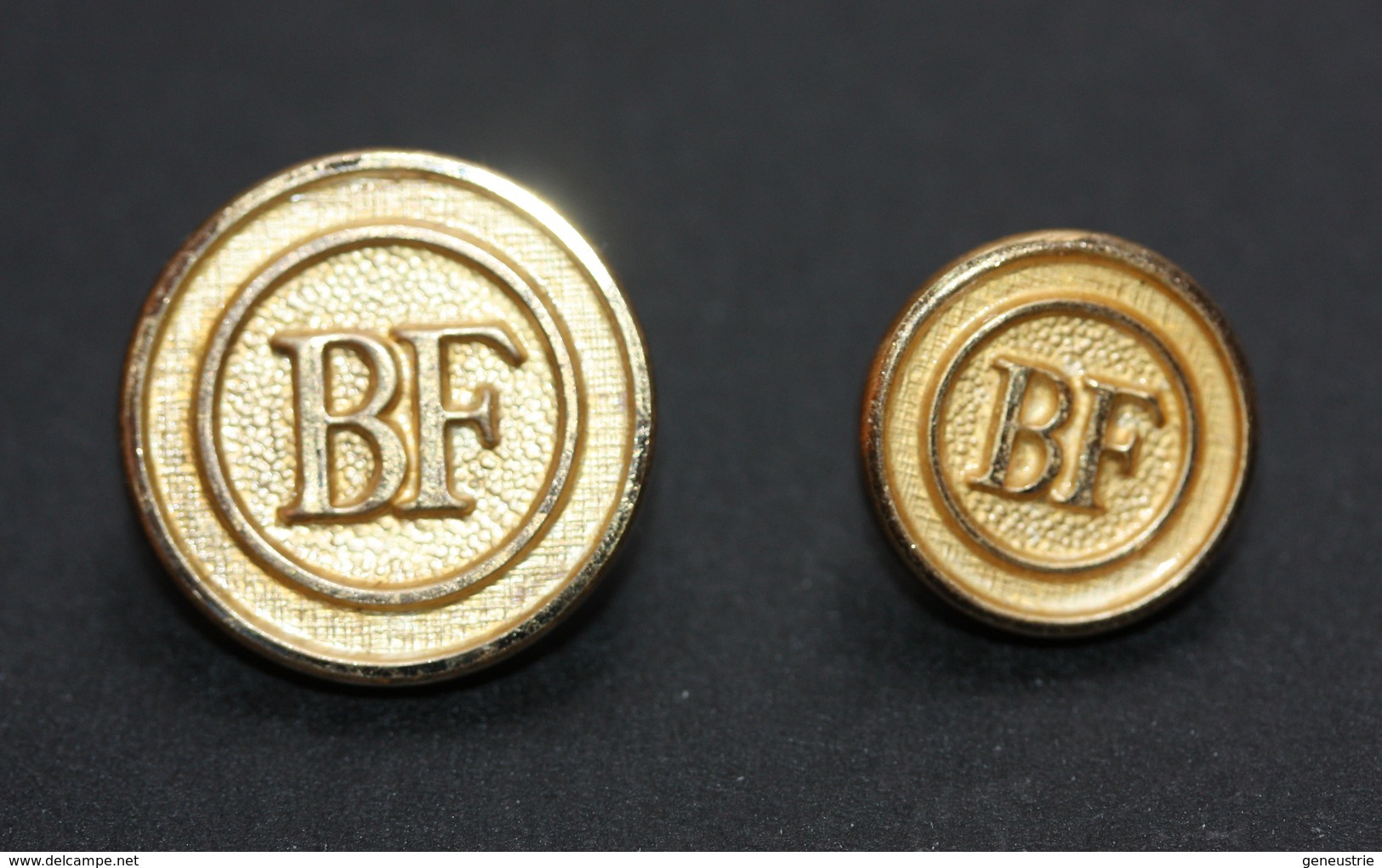 Rare ! Lot De 2 Boutons D'uniforme De La Banque De France (grand Et Petit Modèle) Bouton Doré - Uniforms