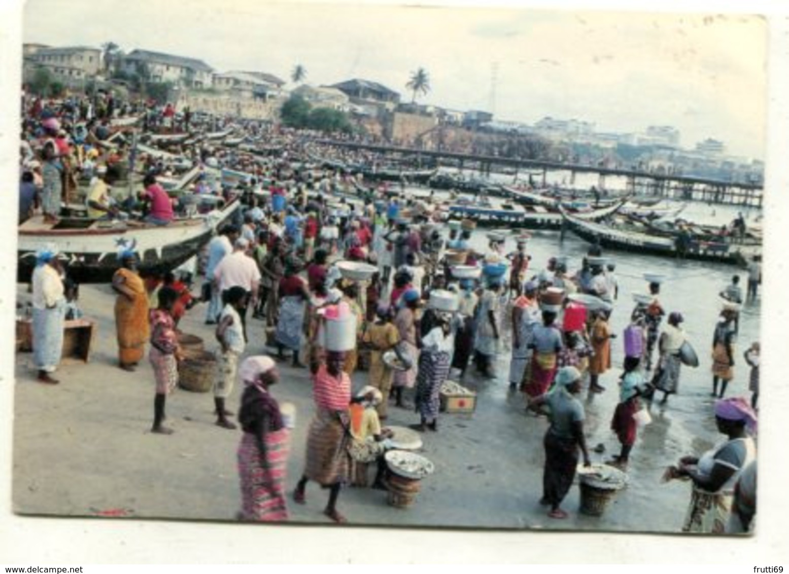 GHANA - AK 361570 Fishmongers Awaiting The Landing Of The Catch - Ghana - Gold Coast