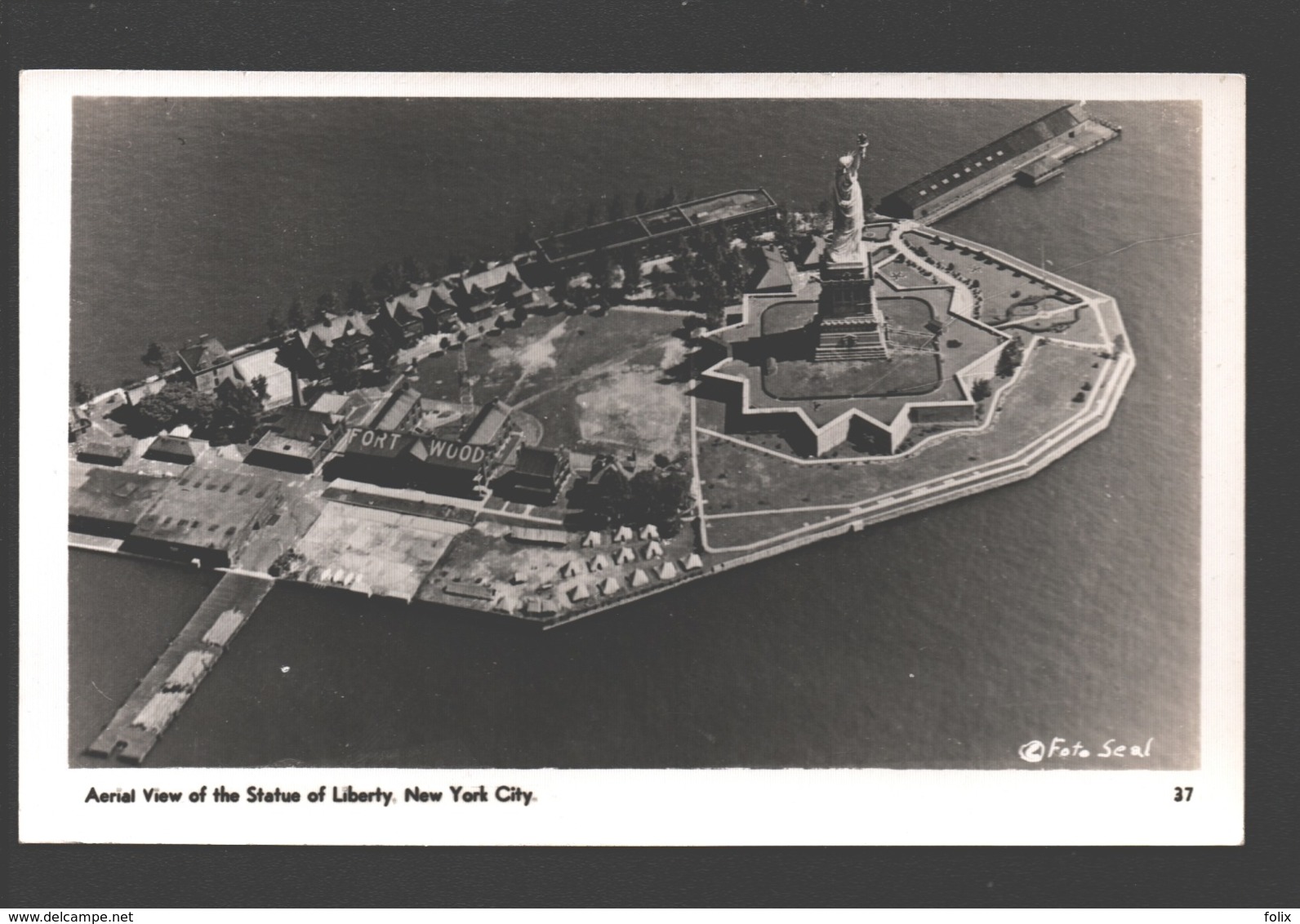 New York City - Aerial View Of The Statue Of Liberty - Classic Car - Autres Monuments, édifices