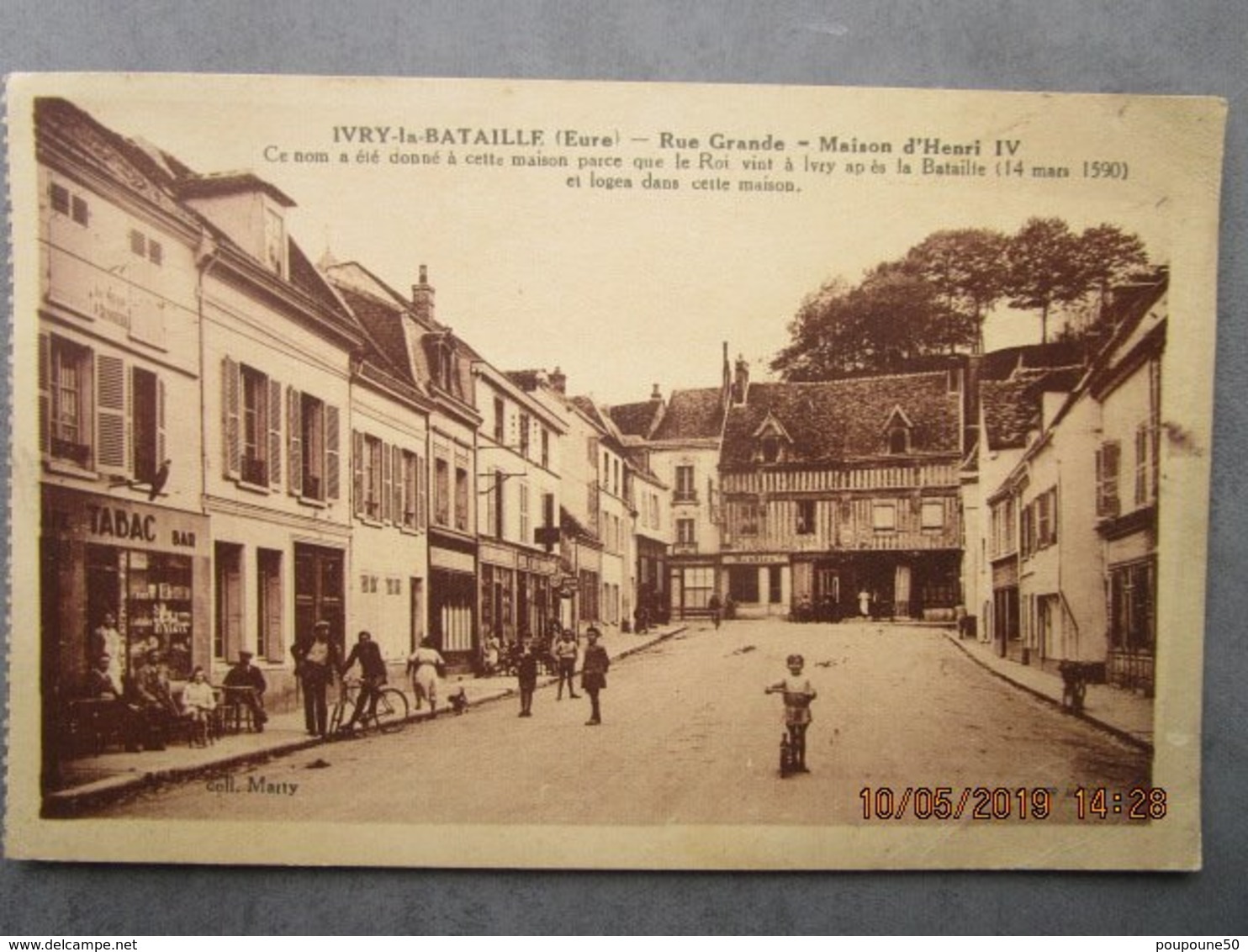 CPA 27 Eure IVRY La BATAILLE - Rue Grande Maison D'Henri IV , Enfant Avec Une Patinette  Au Centre - Bar Tabac  Vers 193 - Ivry-la-Bataille