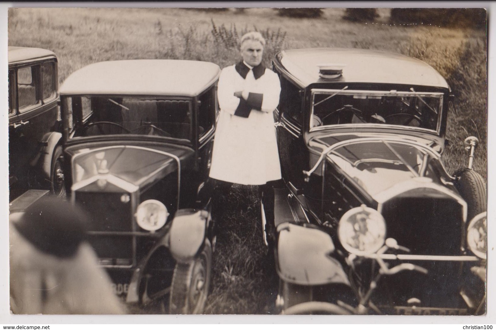 CARTE PHOTO AUTOMOBILE : 2 SUPERBES VOITURES D'ECCLESIASTIQUE - EVEQUE OU CURE - VOITURE - QUELLE MARQUE ? -z 2 SCANS Z- - Turismo