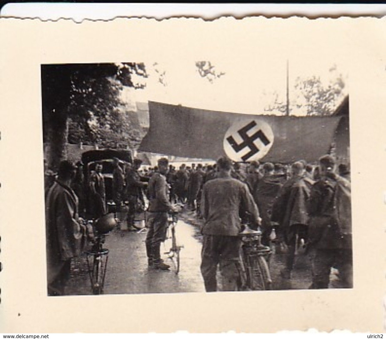 Foto Deutsche Soldaten In Marschkolonne - Hakenkreuzfahne Fahrräder - 2. WK -  5,5*4cm (43876) - Krieg, Militär