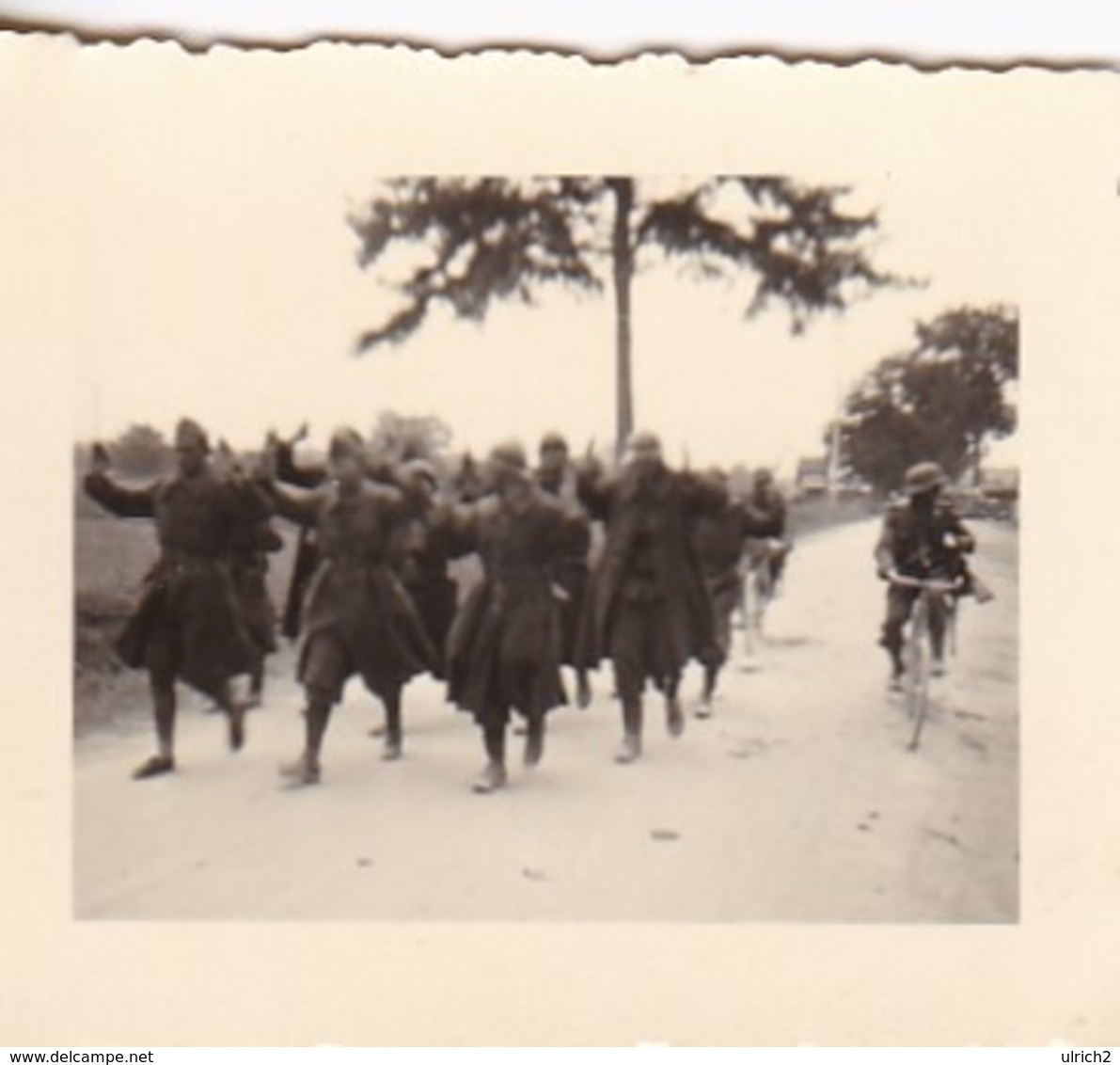 Foto Deutsche Soldaten Mit Französischen Kriegsgefangenen - 2. WK -  5*4cm (43878) - Krieg, Militär