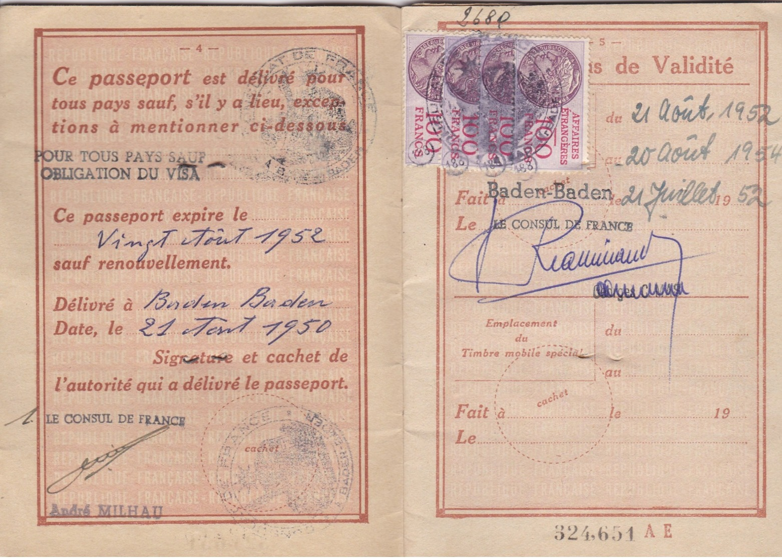 3 PASSEPORTS  ayant VOYAGES ,timbres fiscaux et surement consulaires (méme famille) A VOIR VRAIMENT (lot 214)