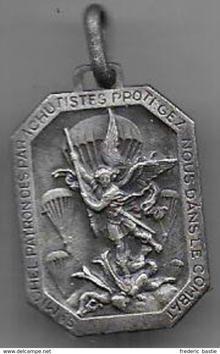 Médaille - St Michel Patron Des Parachutistes Protégez Nous Dans Le Combat - Andere & Zonder Classificatie