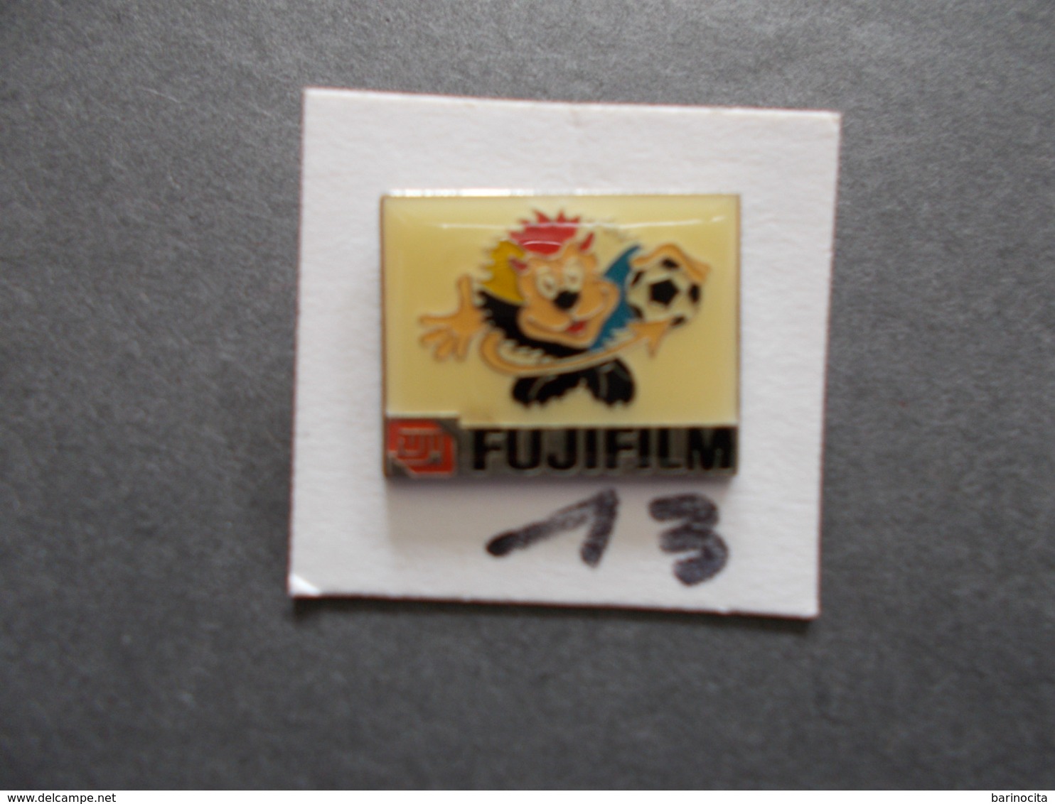 PIN'S - FOOTBALL - UEFA 98 Mascote  Pub Fujifilm   - Voir Photo ( 13 ) - Voetbal