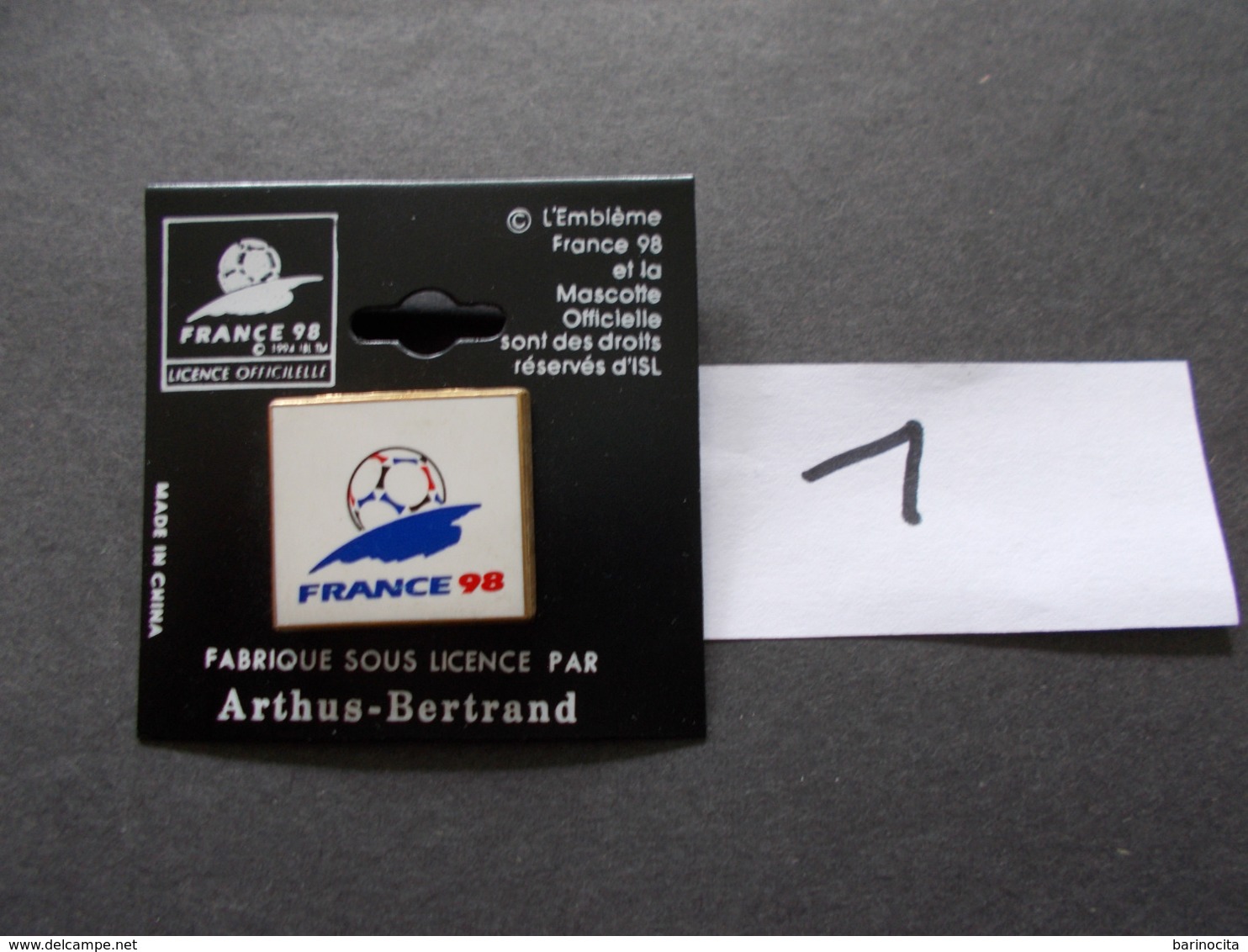 PIN'S - FOOTBALL - COUPE DU MONDE France 98 ARTHUS BERTRAND Embleme   - Voir Photo ( 1 ) - Voetbal