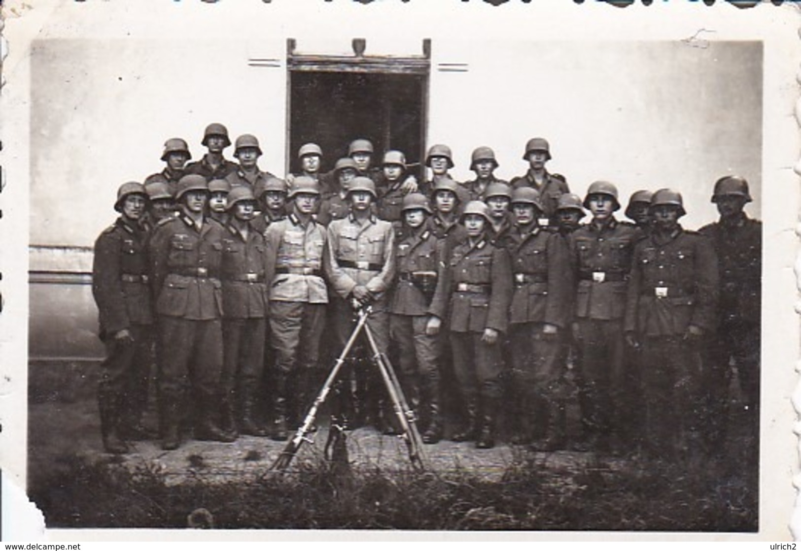 Foto Gruppe Deutsche Soldaten Mit Stahlhelmen Und Gewehrpyramide - Palanka Serbien - 2. WK -  8*5cm (43883) - Krieg, Militär