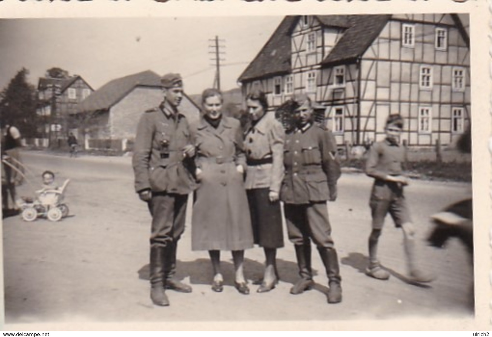 Foto 2 Deutsche Soldaten Mit Frauen - Kinder Kinderwagen - 2. WK -  8*5cm (43891) - Krieg, Militär