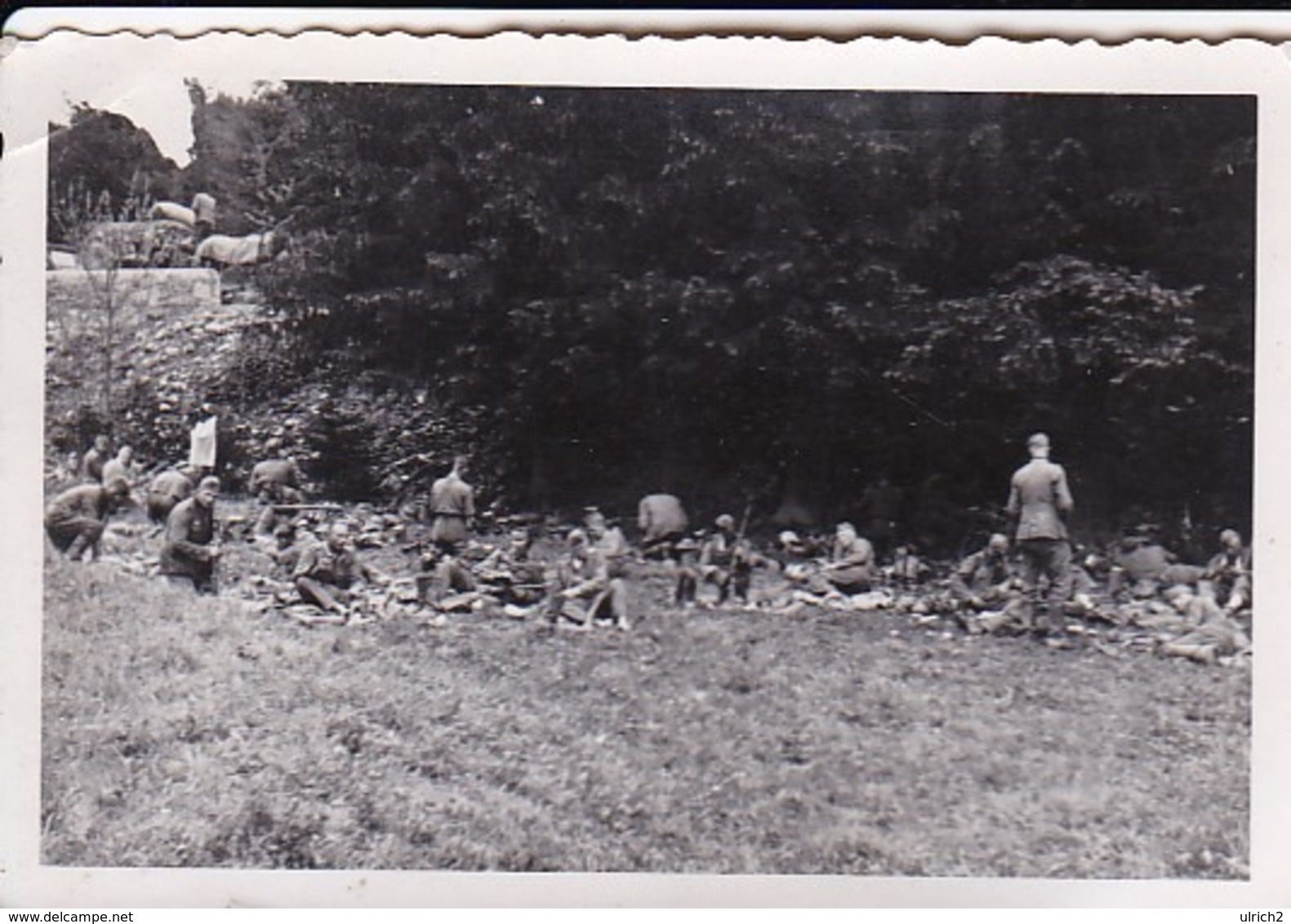 Foto Deutsche Soldaten Bei Rast Am Waldrand - 2. WK -  8*5cm (43892) - Krieg, Militär