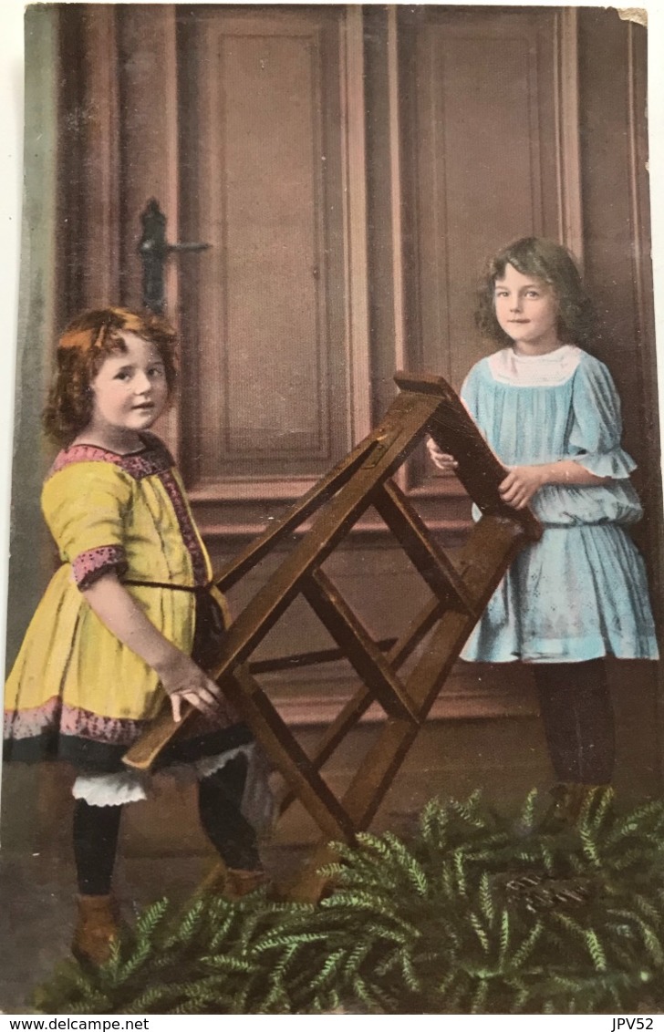(1208) Twee Meisjes Met Een Trapladder - 1911 - Children And Family Groups