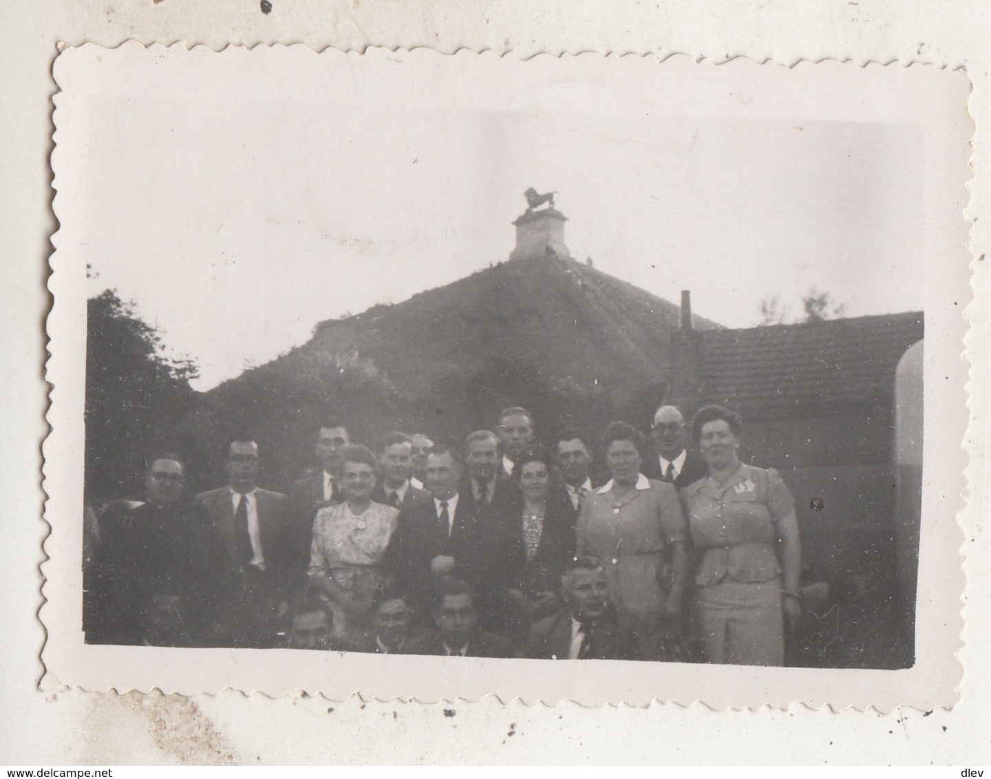 Waterloo - Groupes De Personnes Devant La Butte - 2 Photos 6 X 9 Cm - Lieux