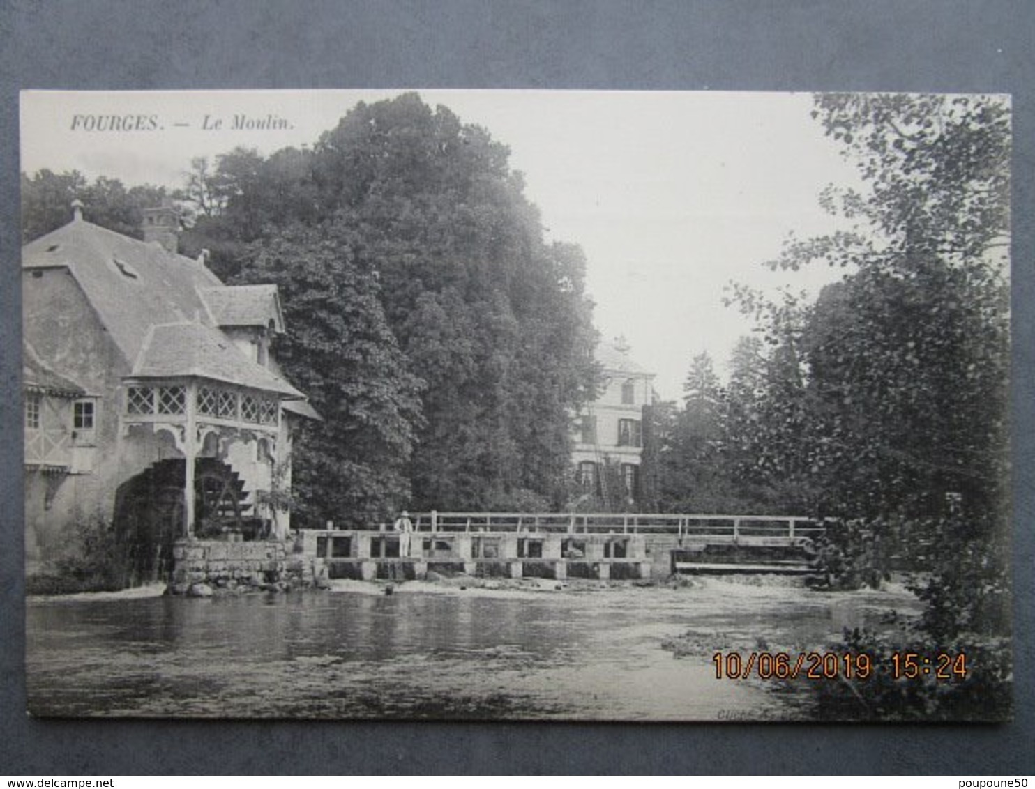 CPA 27 Eure FOURGES Le MOULIN,pêcheur à La Ligne Sur Le Déversoir,toiture Grande échelle Sur La  Maison Derrière 1910 - Fourges