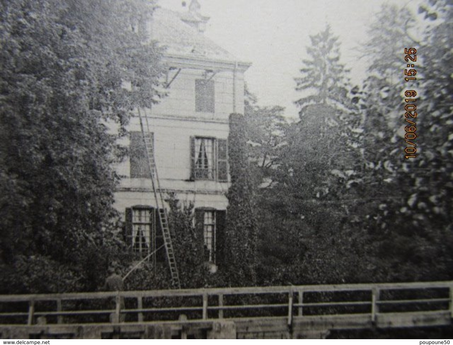 CPA 27 Eure FOURGES Le MOULIN,pêcheur à La Ligne Sur Le Déversoir,toiture Grande échelle Sur La  Maison Derrière 1910 - Fourges