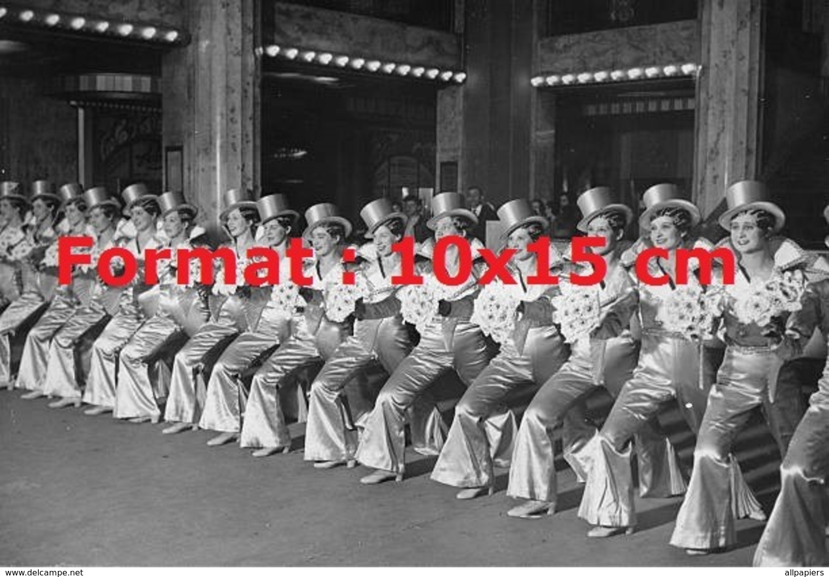 Reproduction D'une Photographie Ancienne Des danseuses Des Folies Bergères en 1932 - Autres & Non Classés