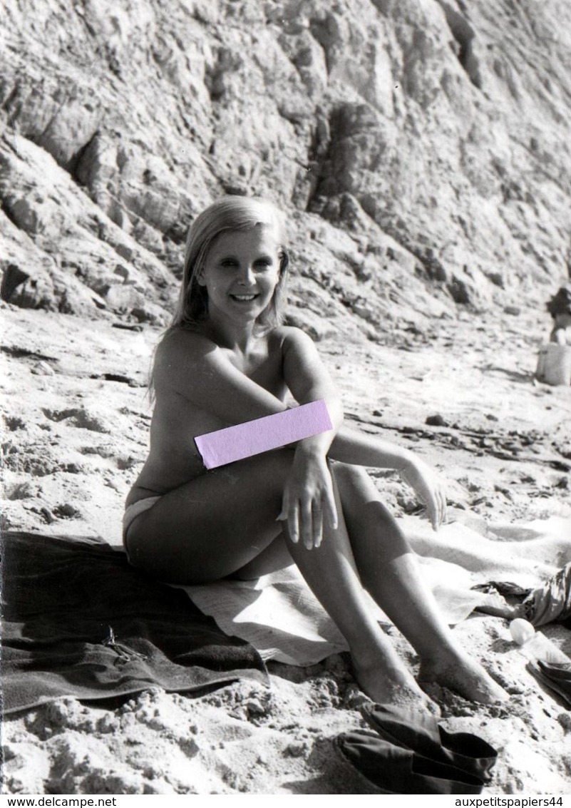 Photo Originale FKK & Pin-Up Posant Les Seins Nus Sur La Plage - Monokini Blanc Chic & Joli Sourire Vers 1970 - Pin-up