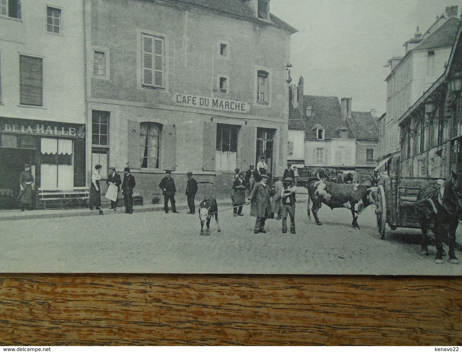 Carte Assez Rare , Sézanne , Place Des Halles "" Carte Animée Attelage Et Vache & Veau "" - Sezanne